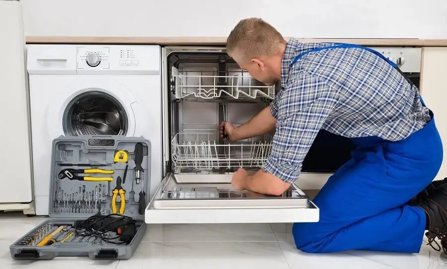 Söğütlü Miele servisi teknisyen ekibi beyaz eşya tamiri yaparken